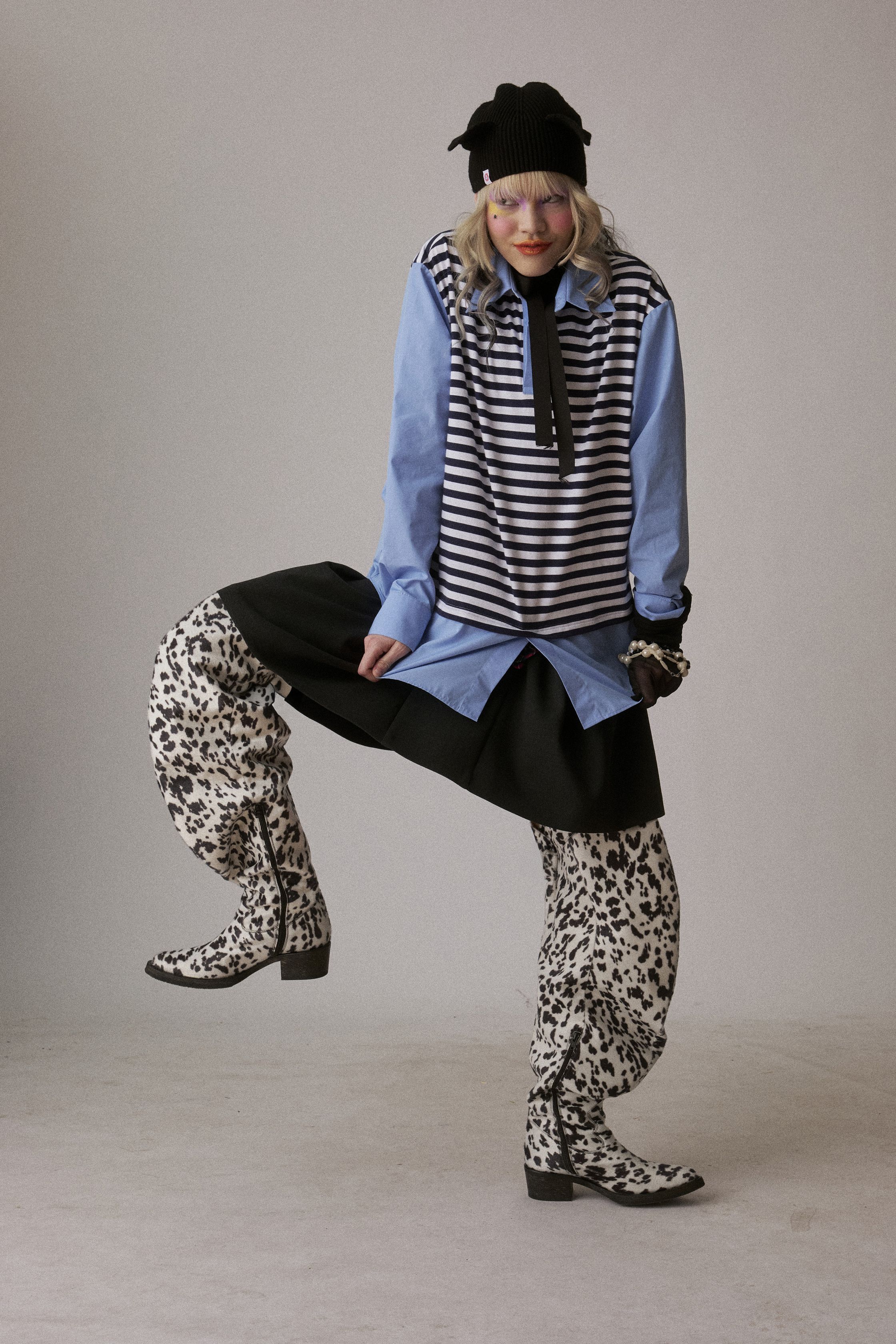 Charles Jeffrey Loverboy 2026秋冬继续以“童话式反叛”挑战性别与规范，苏格兰格纹、手工针织、玩偶配饰与夸张头饰构成近乎戏剧化的造型语言。服装在稚拙与暗黑之间游走，像一场带有朋克精神的成人童话，表达边缘身份的自我认同与情绪释放。这不是可被轻易驯化的时装，而是一种对主流秩序的持续挑衅-顽石频道趋势研究